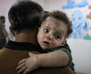 Gewond kind met haar vader in Gaza