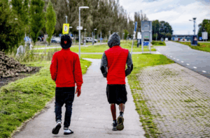 asielzoekers lopen op straat