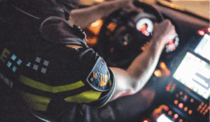 Politie man in de auto