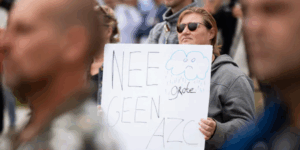 Vrouw in een protest tegen AZC