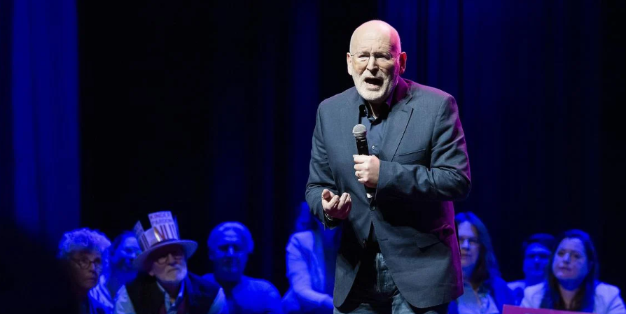 Timmermans op een podium