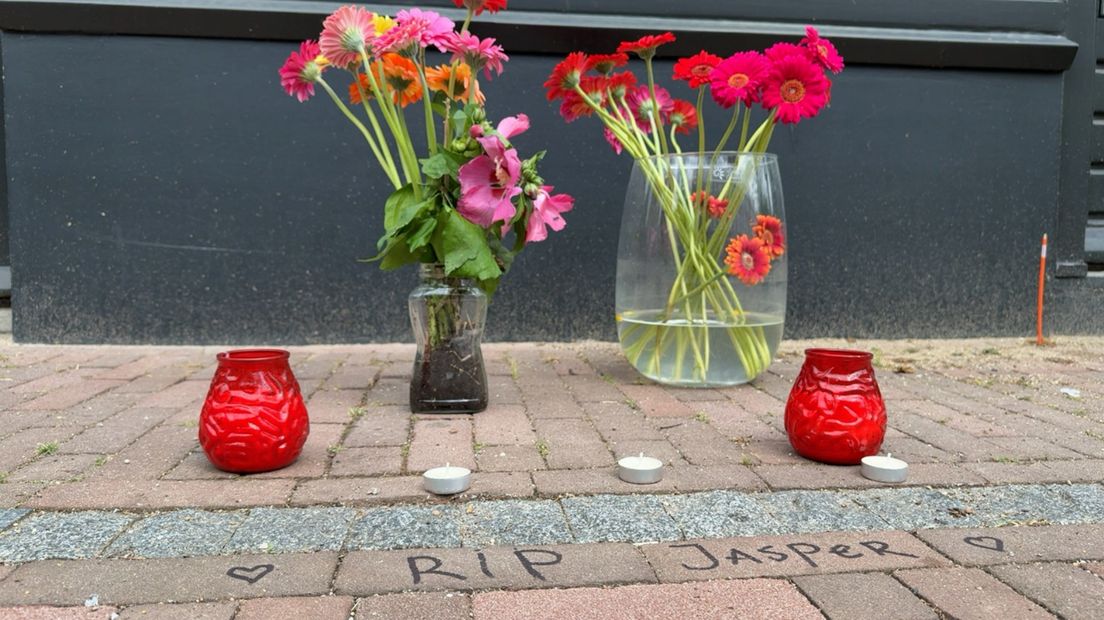 Bloemen voor vermoorde Jasper