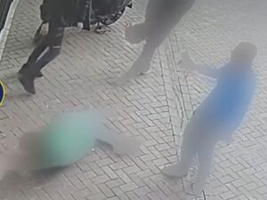 Man mishandeld op straat in Amsterdan