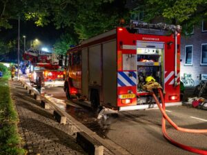Brandweer bij een Rotterdamse portiekwoning