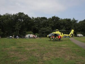 Traumahelikopter op een camping 