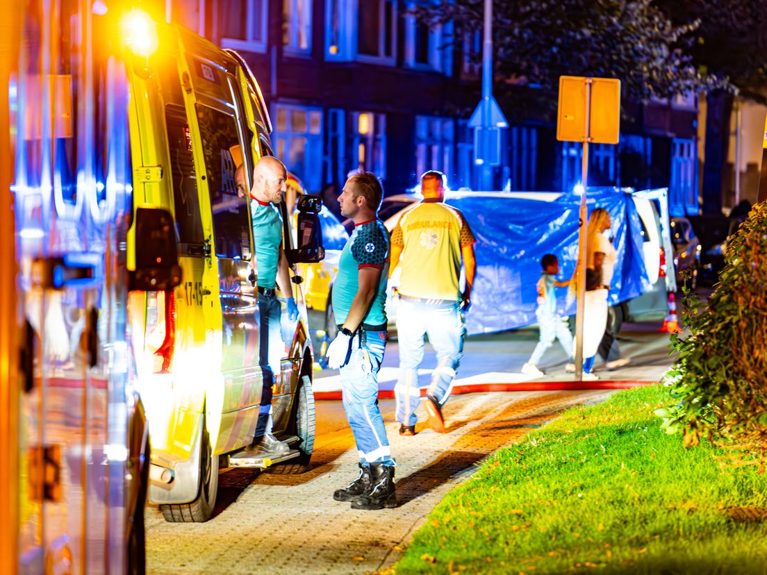 Hulpdiensten bij een brand in Rotterdamse portiekwoning