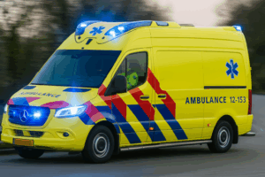 Ambulance met spoed op de weg