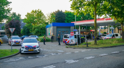 Jonge vader (33) in val gelokt bij tankstation en onder schot beroofd – droomauto verandert in nachtmerrie
