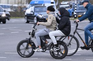 Jongeren op een fatbike