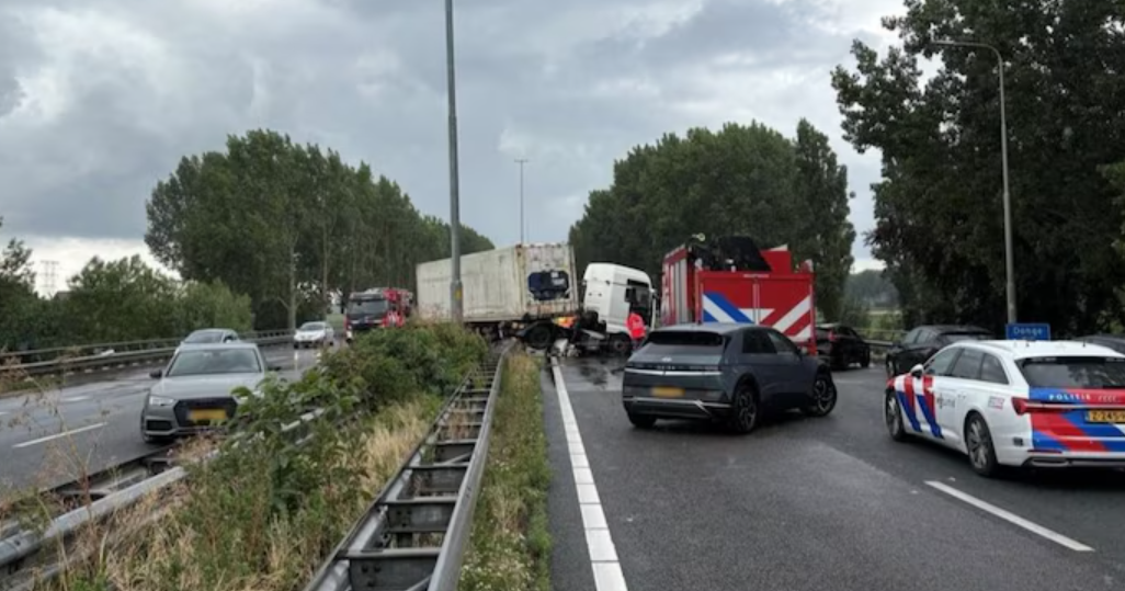 A27 volledig afgesloten na ernstig ongeluk bij Raamsdonksveer: vrachtwagen rijdt door vangrail