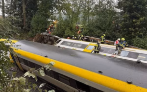 Hulpdiensten bij een trein die is ontspoord