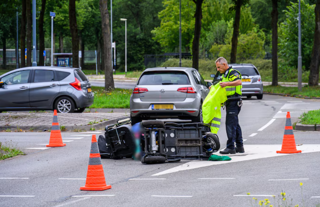 Scootmobiel aangereden door een auto