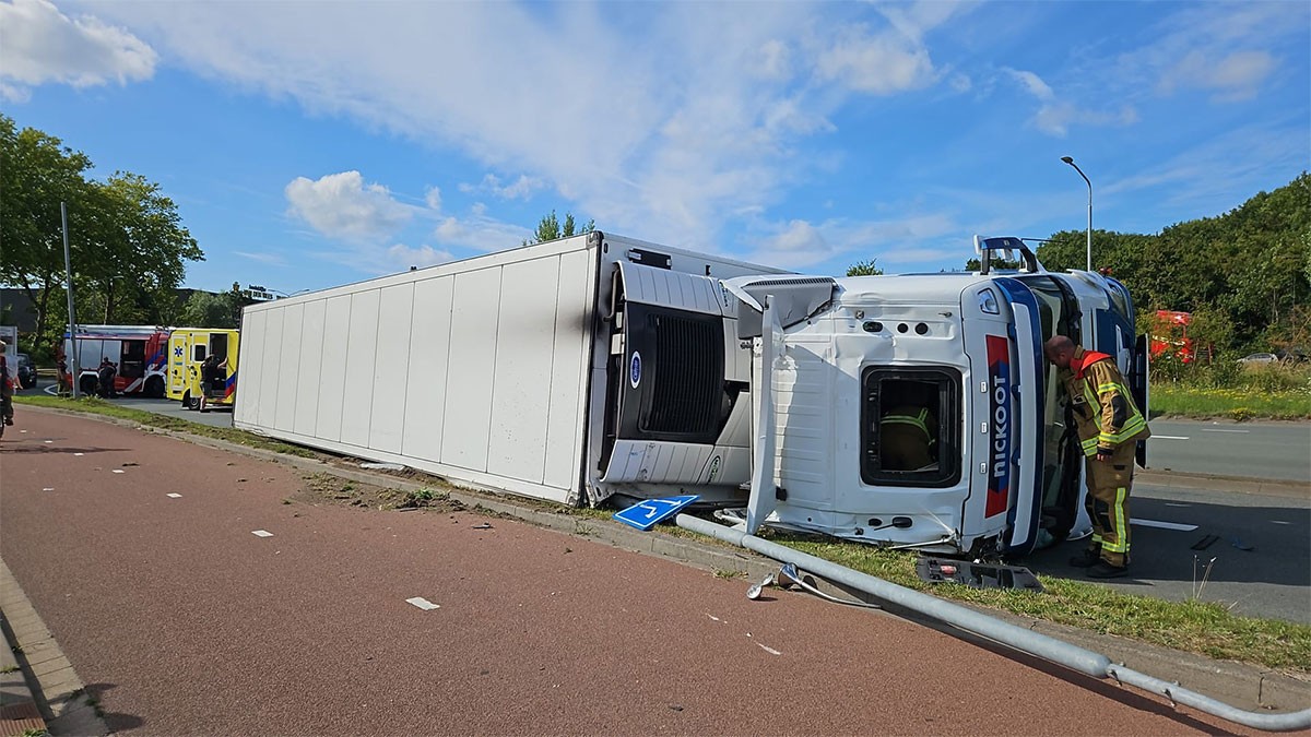Drama op de snelweg: duizenden kilo’s vlees vliegen uit gekantelde koelwagen