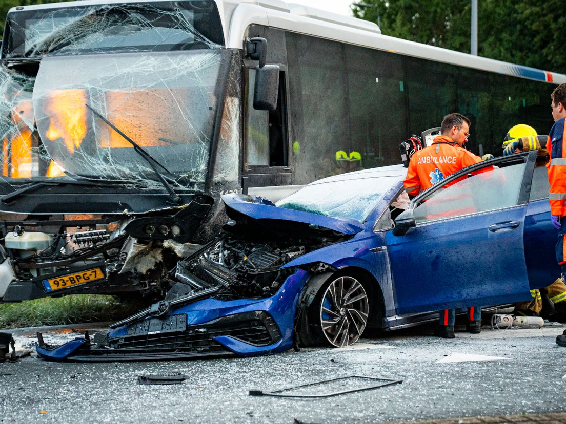 Achtervolging eindigt in zware crash met stadsbus in Rotterdam: twee gewonden