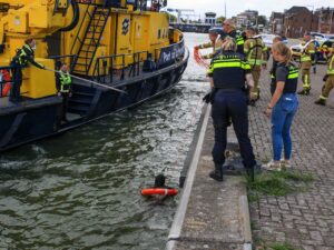 Politie redt een man uit het water