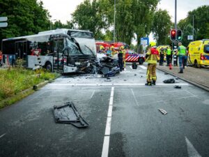 Auto ongeluk met een stadsbus