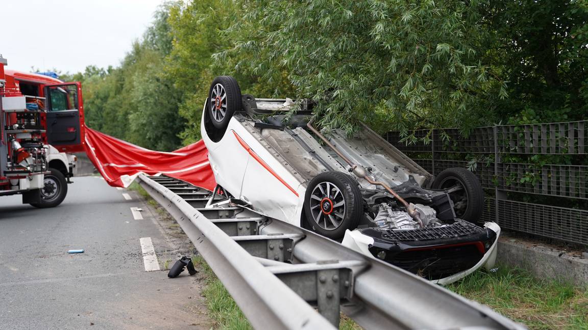 Auto op de kop op de snelweg