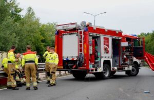 Hulpdiensten aanwezig bij een auto ongeluk
