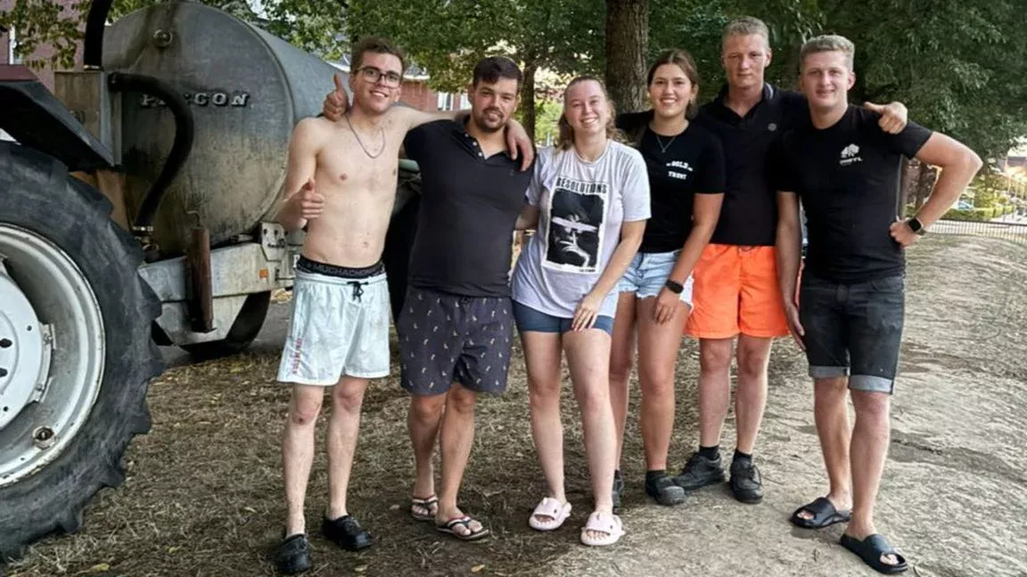 Vriendengroep verrast buurt met zelfgemaakte waterglijbaan in Rosmalen
