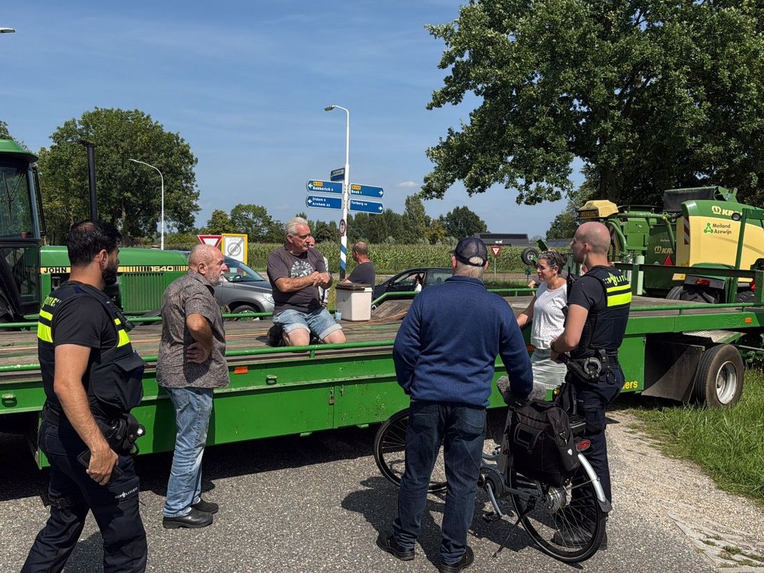 Politie praat met bewoners uit Beek