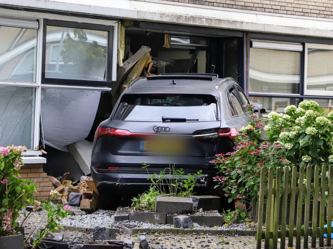 Auto rijdt met grote snelheid tegen woning, schade enorm
