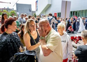 Man in tranen bij een protest 