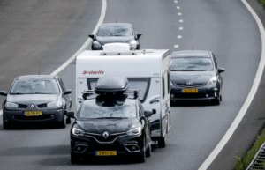 Auto's rijden op de snelweg met een caravan