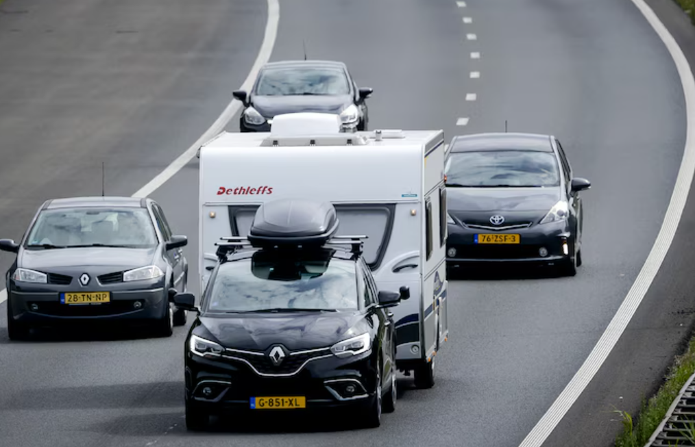 Auto's rijden op de snelweg met een caravan