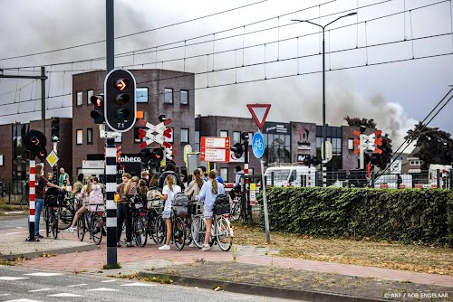 DEURNE - Omstanders bij een afvalverwerker in het Noord-Brabantse Deurne woedt een grote brand. Volgens een woordvoerder van de brandweer staan twee loodsen in brand en wordt geprobeerd overslag naar andere panden te voorkomen. ANP ROB ENGELAAR