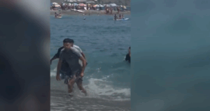 Marokkaanse migranten rennen het strand op