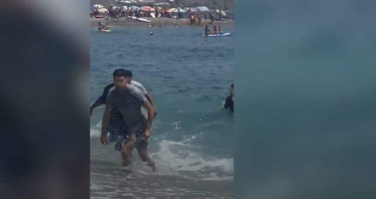 Marokkaanse migranten rennen het strand op