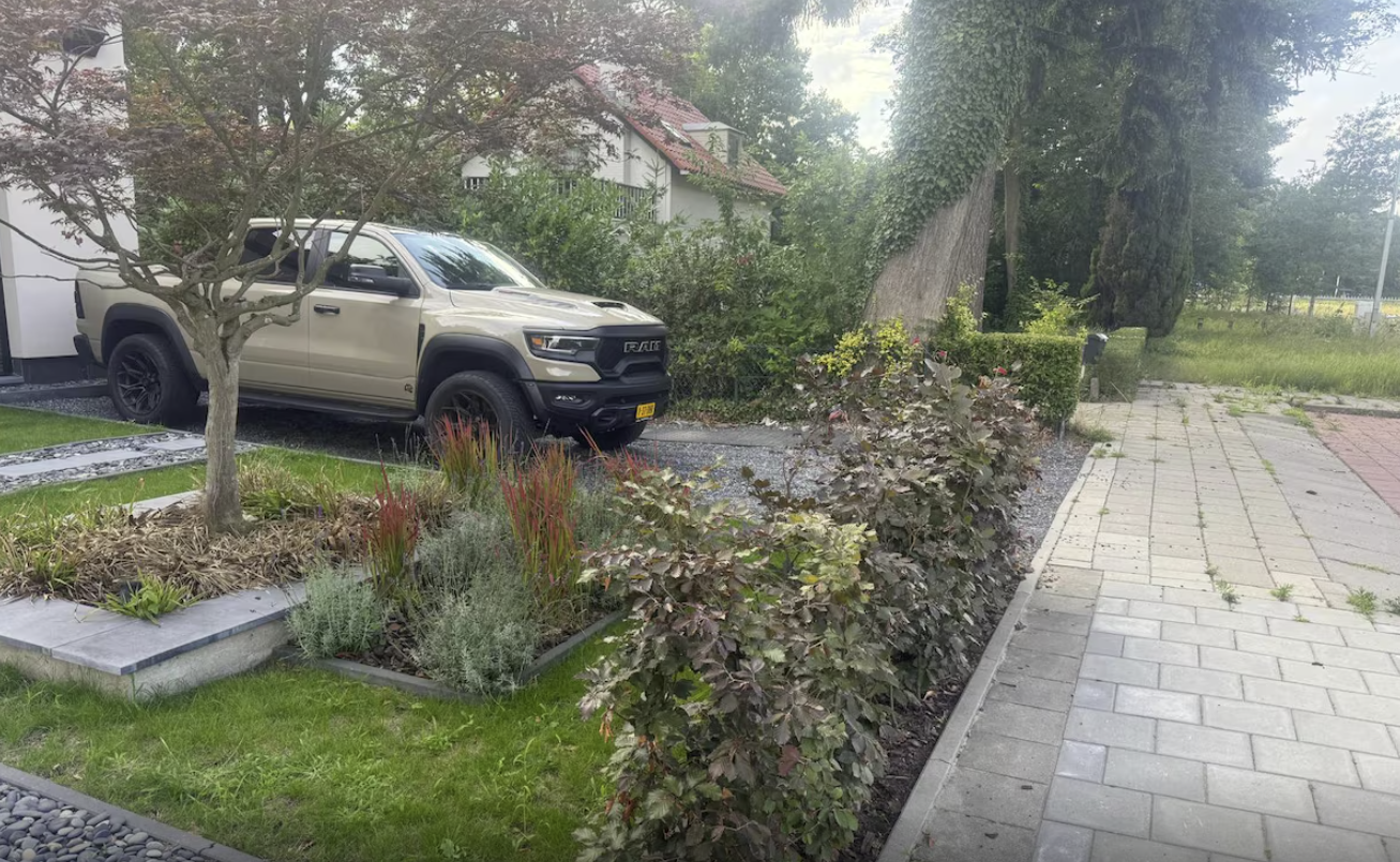 Te grote auto? In deze gemeente mag je na 18.00 uur nergens meer parkeren – zelfs niet bij je eigen huis