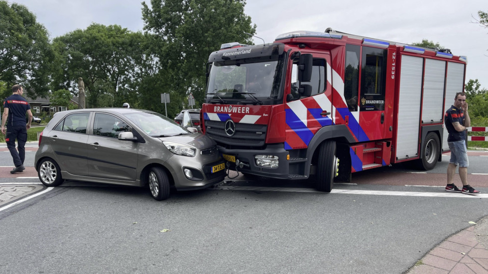 Brandweerwagen vol kinderen knalt op auto tijdens open dag Brandweer