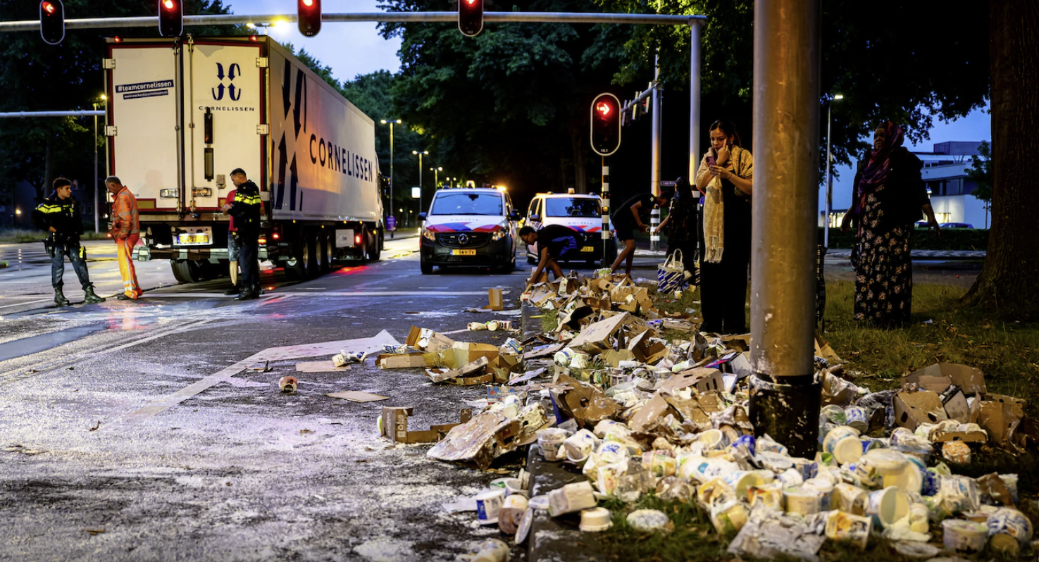 Gratis zuivelgekte: bewoners graaien alsof het oorlog is na gekantelde vrachtwagen vol yoghurt!