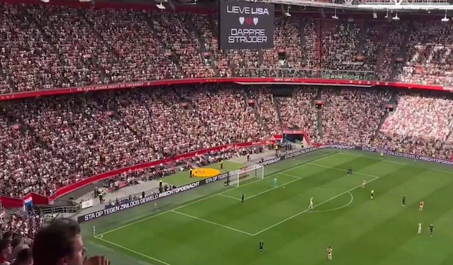 Hartverscheurend eerbetoon: duizenden Ajax-supporters klappen voor vermoorde tiener Lisa