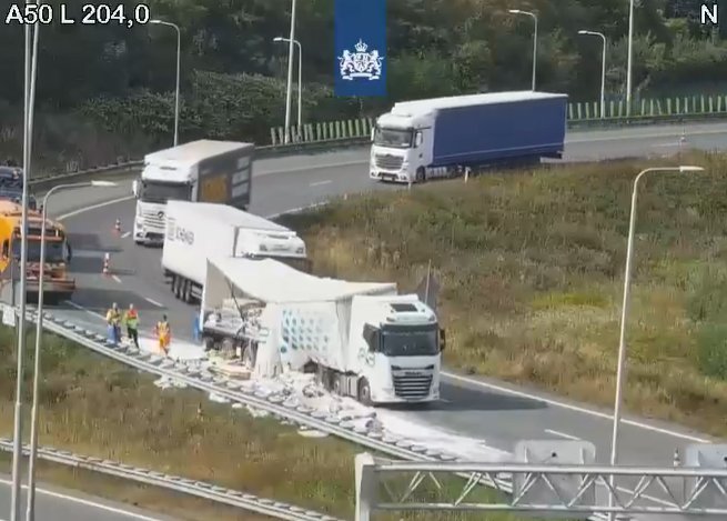 Vrachtwagen verliest lading melkpoeder bij knooppunt Beekbergen
