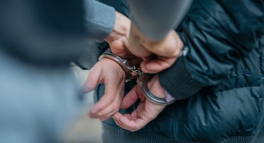 Nieuwe babbeltruc rukt op: dieven gebruiken knuffels om sieraden te stelen