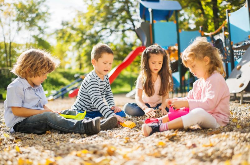 Kinderen uit groep 3 en 4 ontsnappen aan vieze man in speeltuin bij school