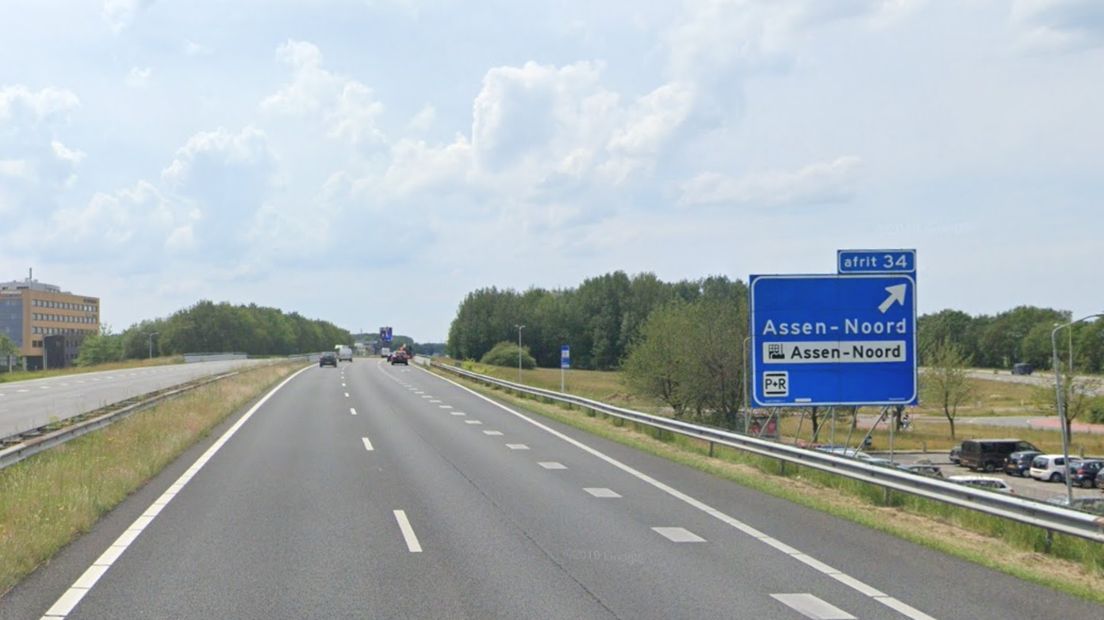 Vrachtwagen met vuurwerk in brand op A28 bij Assen