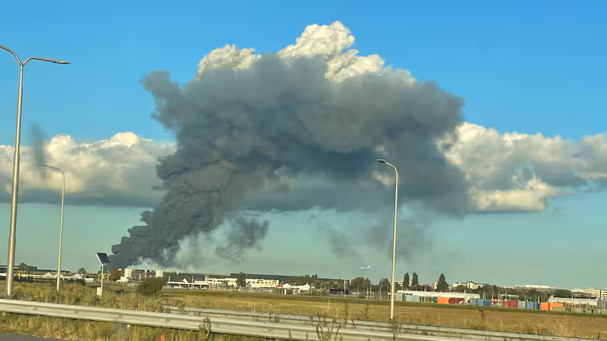 Grote brand in caravanloods Aalsmeer: rook tot in Amsterdam zichtbaar
