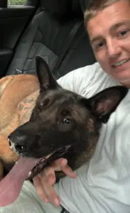 Mart met zijn hond in de auto