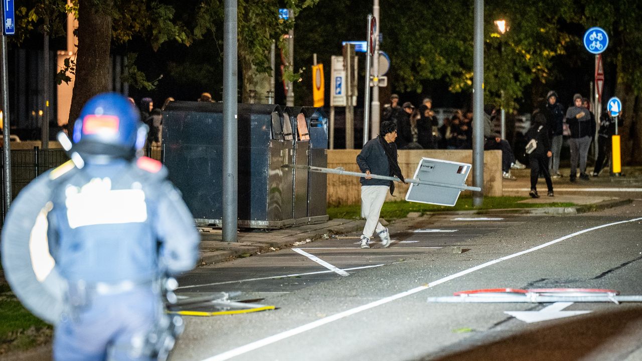 Update: Protest bij azc Hoofddorp escaleert na koranverbranding