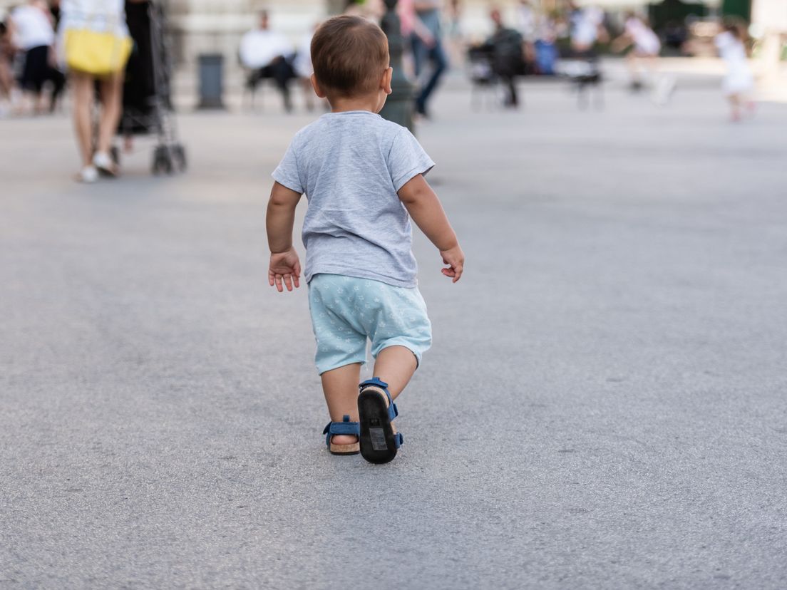 Baby (1) ontsnapt aan kinderdagverblijf en loopt alleen door winkelcentrum