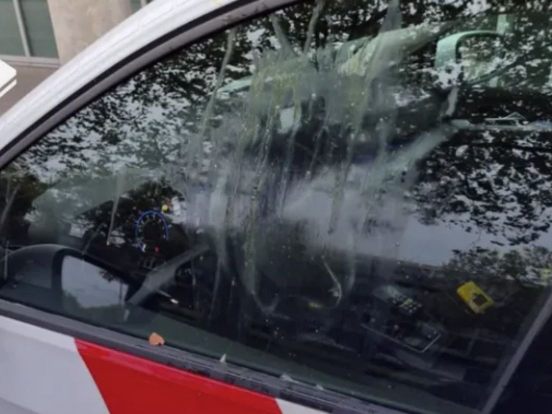Politiewagen bekogeld met eieren terwijl agenten een leven proberen te redden in Rotterdam