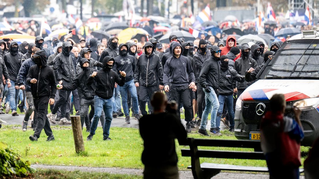 Foto’s van agenten verspreid na Haagse rellen: politie vreest voor veiligheid thuis
