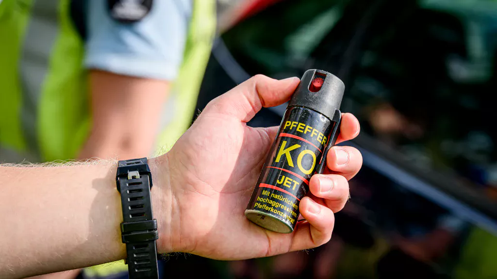 Minister Van Weel overweegt zelfverdediging met pepperspray toe te staan