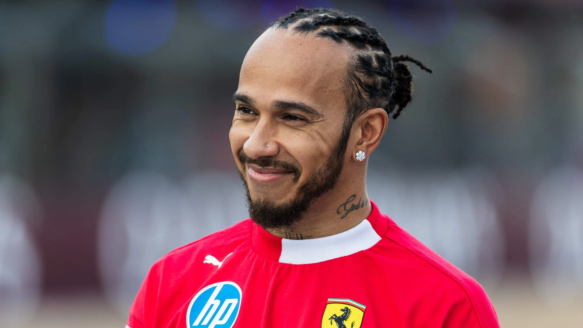 Lewis Hamilton mist bandentest om bij zieke hond Roscoe te zijn