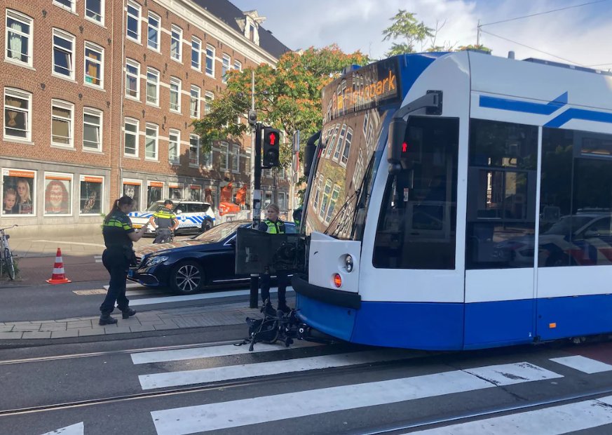 Aanrijding tussen fatbike met kind achterop en tram in Amsterdam-West
