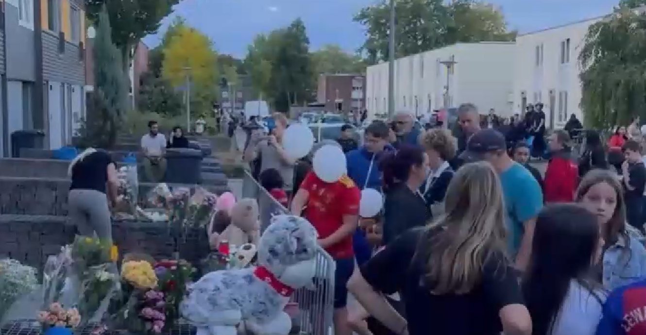 Bloemen en knuffels na dodelijke woningbrand in Roermond