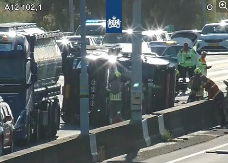 Ravage op de A12: vrachtwagen gekanteld, beide rijrichtingen afgesloten